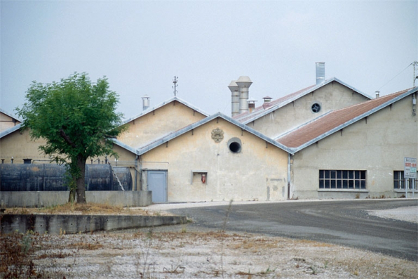 Pignon oriental des ateliers (38) et mascaron. © Région Bourgogne-Franche-Comté, Inventaire du patrimoine