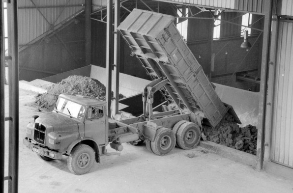 Atelier (G) : camion déchargeant de l'argile dans une trémie du broyeur. © Région Bourgogne-Franche-Comté, Inventaire du patrimoine