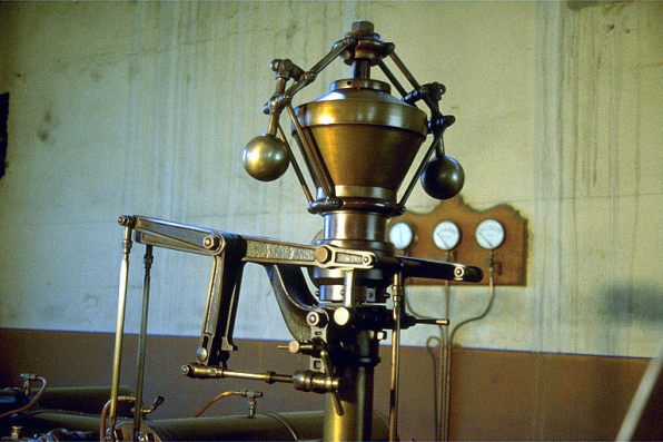 Salle des machines (10) : régulateur à boules de la machine à vapeur, détail. © Région Bourgogne-Franche-Comté, Inventaire du patrimoine