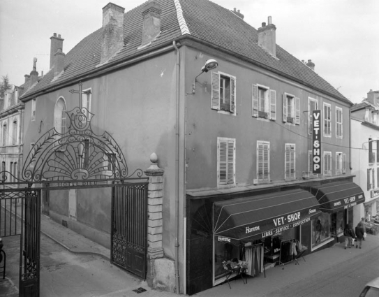 Grille d'entrée de la cour côté Grande Rue : ouverte et de trois quarts droite. © Région Bourgogne-Franche-Comté, Inventaire du patrimoine