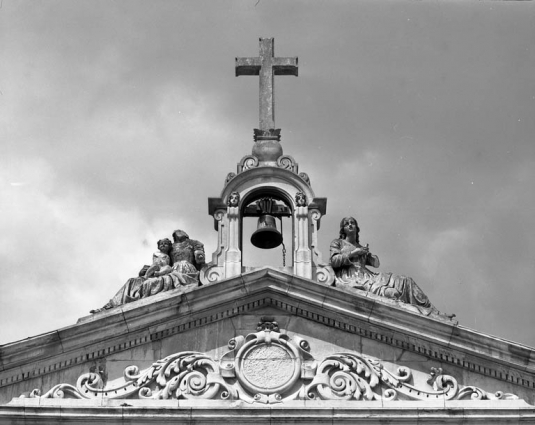 Façade principale : détail des rondes bosses de la Foi et la Charité. © Région Bourgogne-Franche-Comté, Inventaire du patrimoine