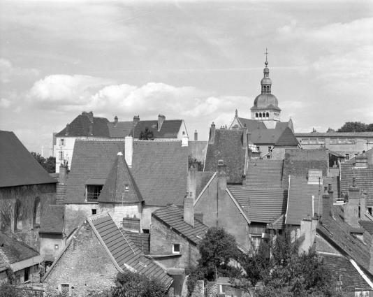 Vue des toitures de l'hôtel depuis l'arrière de l'édifice. © Région Bourgogne-Franche-Comté, Inventaire du patrimoine
