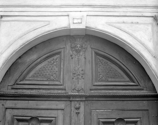 Portail d'entrée : détail du tympan de la porte. © Région Bourgogne-Franche-Comté, Inventaire du patrimoine