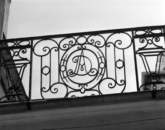 Portail d'entrée : détail du garde-corps en ferronnerie du passage découvert. © Région Bourgogne-Franche-Comté, Inventaire du patrimoine