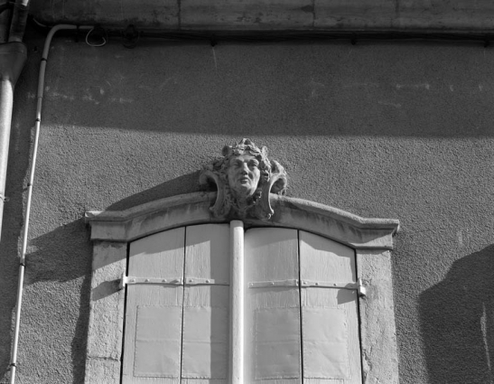 Façade antérieure : détail d'une agrafe d'une fenêtre du premier étage. © Région Bourgogne-Franche-Comté, Inventaire du patrimoine