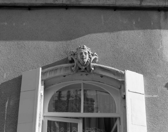 Façade antérieure : détail d'une agrafe d'une fenêtre du premier étage. © Région Bourgogne-Franche-Comté, Inventaire du patrimoine