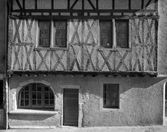 Maison du 16e siècle à un étage d'encorbellement, 38 Grande rue : détail de la façade antérieure de face. © Région Bourgogne-Franche-Comté, Inventaire du patrimoine