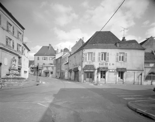 Vue d'ensemble avec la fontaine Saint Pierre Fourier. © Région Bourgogne-Franche-Comté, Inventaire du patrimoine