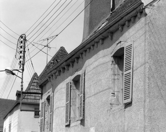 Détail : corniche de la façade antérieure. © Région Bourgogne-Franche-Comté, Inventaire du patrimoine