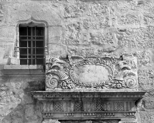 Détail : entablement de la porte d'entrée de l'escalier demi hors-oeuvre sur rue. © Région Bourgogne-Franche-Comté, Inventaire du patrimoine