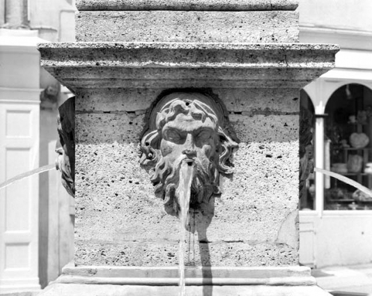 Détail : socle de l'obélisque, tête d'homme bouche fermée. © Région Bourgogne-Franche-Comté, Inventaire du patrimoine