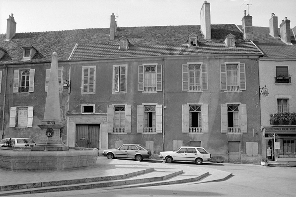 Façade antérieure de l'immeuble construit après la destruction de la chapelle du couvent au début du XIX° siècle (21 rue du Marché). © Région Bourgogne-Franche-Comté, Inventaire du patrimoine