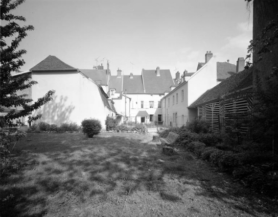 Façade postérieure : vue éloignée. © Région Bourgogne-Franche-Comté, Inventaire du patrimoine