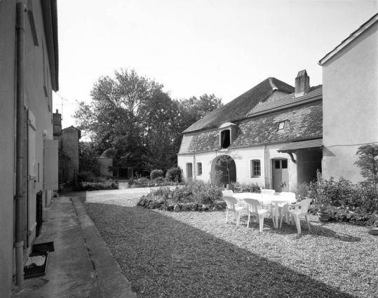 Logement à droite de la cour de trois quarts droit. © Région Bourgogne-Franche-Comté, Inventaire du patrimoine