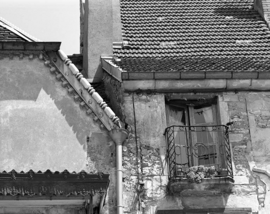 Place de la Petite Fontaine : détail des toitures et balcon des édifices formant le fond de la place. © Région Bourgogne-Franche-Comté, Inventaire du patrimoine