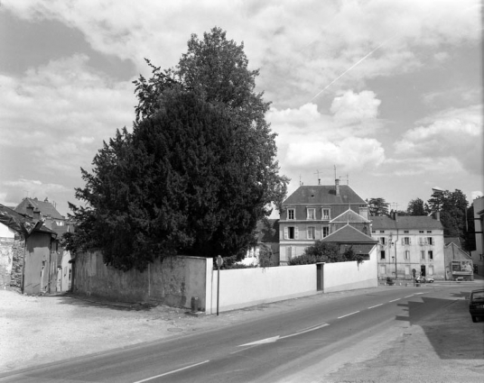Jardin et façade postérieure de l'édifice depuis la rue Legros. © Région Bourgogne-Franche-Comté, Inventaire du patrimoine