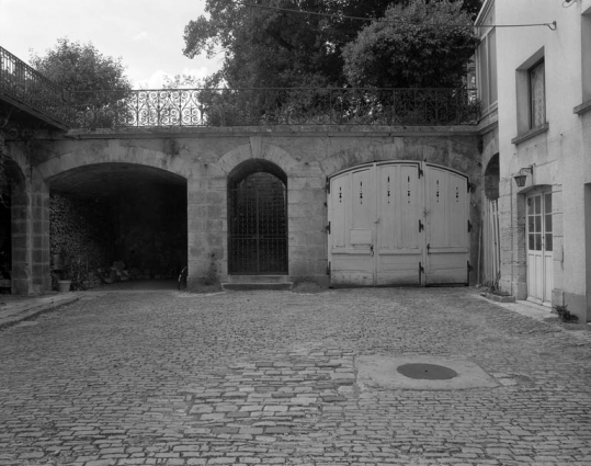 Les remises encadrant la porte d'accès au jardin. © Région Bourgogne-Franche-Comté, Inventaire du patrimoine