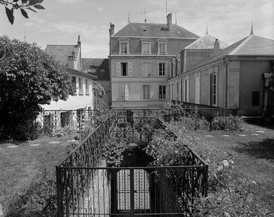 Vue d'ensemble de l'édifice depuis le parapet de l'escalier du jardin. © Région Bourgogne-Franche-Comté, Inventaire du patrimoine