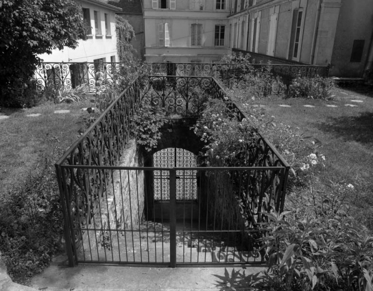 Vue d'ensemble de l'escalier donnant accès au jardin, grille fermée. © Région Bourgogne-Franche-Comté, Inventaire du patrimoine