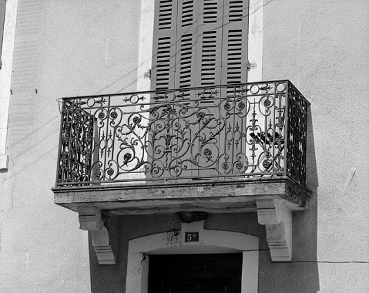 Détail : balcon en ferronnerie d'une baie du premier étage. © Région Bourgogne-Franche-Comté, Inventaire du patrimoine