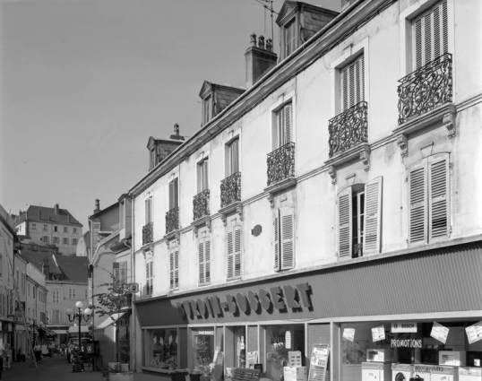 Façade antérieure de trois quarts droit. © Région Bourgogne-Franche-Comté, Inventaire du patrimoine