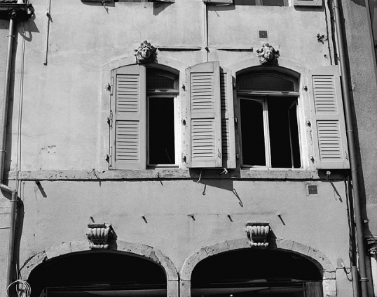 Façade antérieure : détail des clefs d'arcs des baies du rez de chaussée et du premier étage. © Région Bourgogne-Franche-Comté, Inventaire du patrimoine