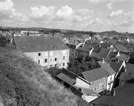 Façade postérieure de l'hôtel depuis la ville haute. © Région Bourgogne-Franche-Comté, Inventaire du patrimoine