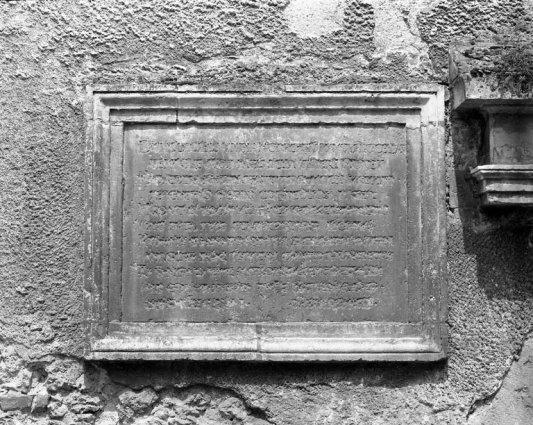 Façade antérieure : détail de l'inscription. © Région Bourgogne-Franche-Comté, Inventaire du patrimoine