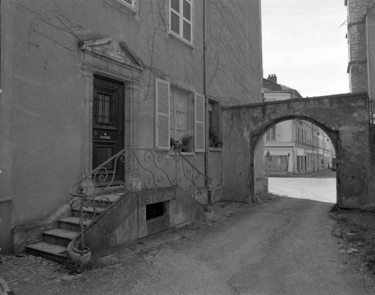 Détail : portail d'entrée de la cour et porte d'habitation sur cour. © Région Bourgogne-Franche-Comté, Inventaire du patrimoine