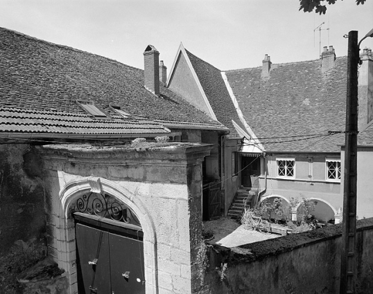 Vue de la façade sur cour et du portail d'entrée depuis l'esplanade du château. © Région Bourgogne-Franche-Comté, Inventaire du patrimoine