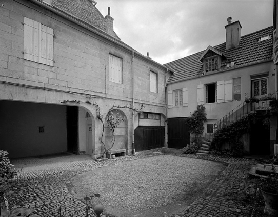 Aile gauche et bâtiment en fond de cour. © Région Bourgogne-Franche-Comté, Inventaire du patrimoine