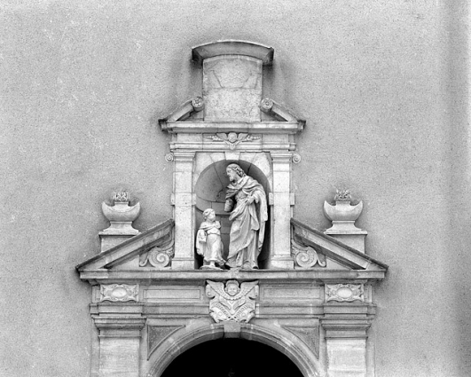 Chapelle : portail d'entrée, détail du fronton. © Région Bourgogne-Franche-Comté, Inventaire du patrimoine