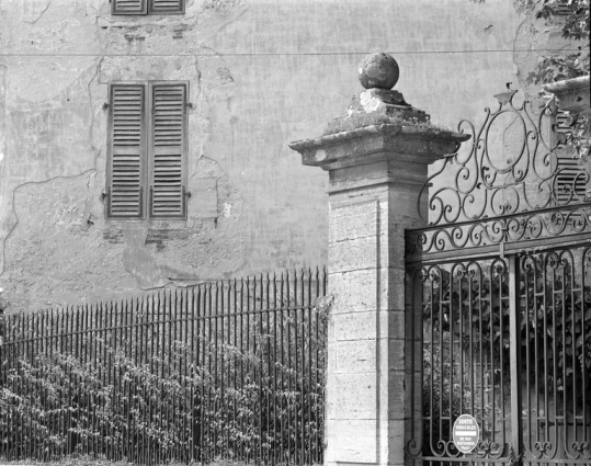 Grille d'entrée de la cour et du jardin : détail partie supérieure et clôture. © Région Bourgogne-Franche-Comté, Inventaire du patrimoine
