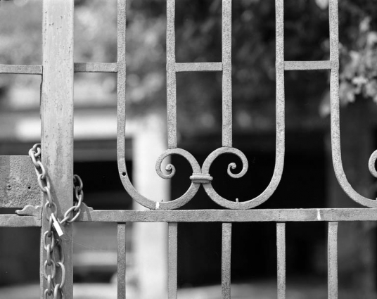 Grille d'entrée de la cour et du jardin : détail. © Région Bourgogne-Franche-Comté, Inventaire du patrimoine