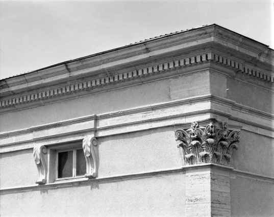 Façade antérieure : détail de l'attique. © Région Bourgogne-Franche-Comté, Inventaire du patrimoine