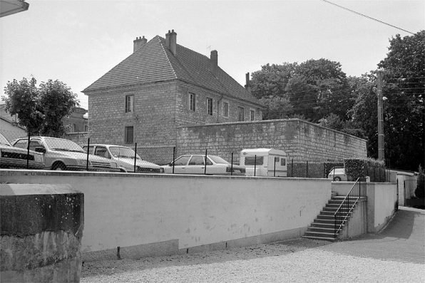 Façades postérieure et latérale droite. © Région Bourgogne-Franche-Comté, Inventaire du patrimoine