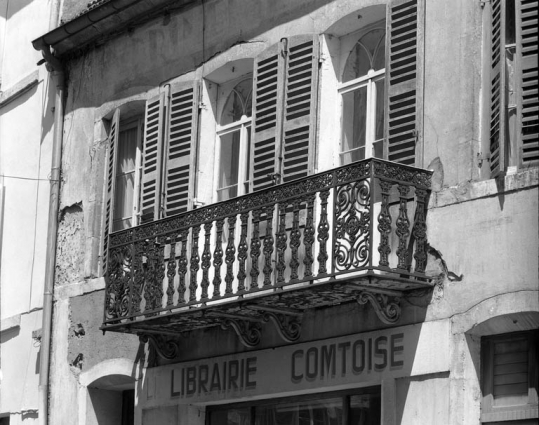 Façade sur rue : détail du balcon de trois quarts droit. © Région Bourgogne-Franche-Comté, Inventaire du patrimoine