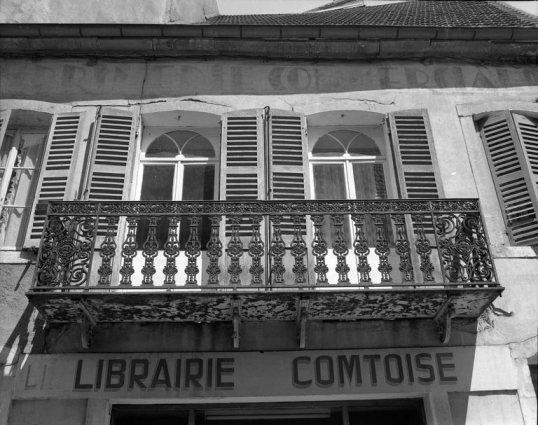 Façade sur rue : détail du balcon de face. © Région Bourgogne-Franche-Comté, Inventaire du patrimoine