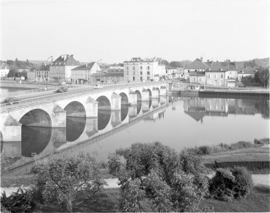 Vue d'ensemble depuis la ville basse. © Région Bourgogne-Franche-Comté, Inventaire du patrimoine