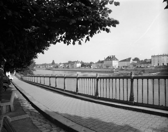 Port rive droite depuis la rive gauche. © Région Bourgogne-Franche-Comté, Inventaire du patrimoine