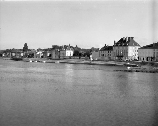 Vue d'ensemble du quai rive droite de la Saône. © Région Bourgogne-Franche-Comté, Inventaire du patrimoine