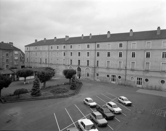 Bâtiment conçu par Louis Aubert : vue d'ensemble de la façade sur cour. © Région Bourgogne-Franche-Comté, Inventaire du patrimoine