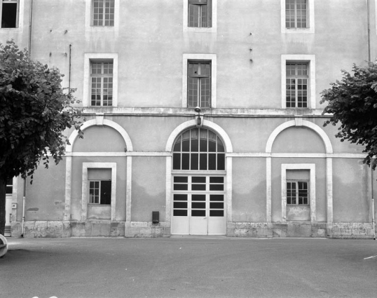 Bâtiment conçu par Louis Aubert : détail du rez de chaussée de la partie centrale de la façade sur cour. © Région Bourgogne-Franche-Comté, Inventaire du patrimoine