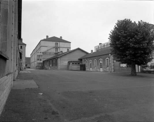 Extension de la caserne : vue de la cour. © Région Bourgogne-Franche-Comté, Inventaire du patrimoine