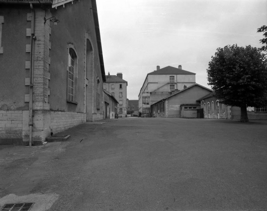 Extension de la caserne : vue de la cour avec façade antérieure du bâtiment central. © Région Bourgogne-Franche-Comté, Inventaire du patrimoine