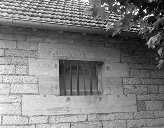 Détail : fenêtre du corps de garde gauche. © Région Bourgogne-Franche-Comté, Inventaire du patrimoine