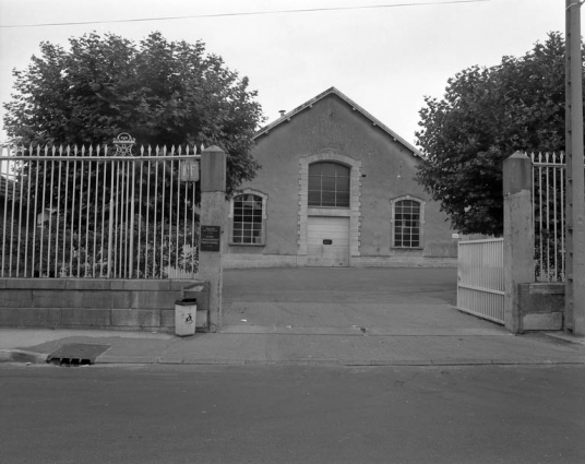 Extension de la caserne : façade antérieure du bâtiment central depuis le portail d'entrée. © Région Bourgogne-Franche-Comté, Inventaire du patrimoine