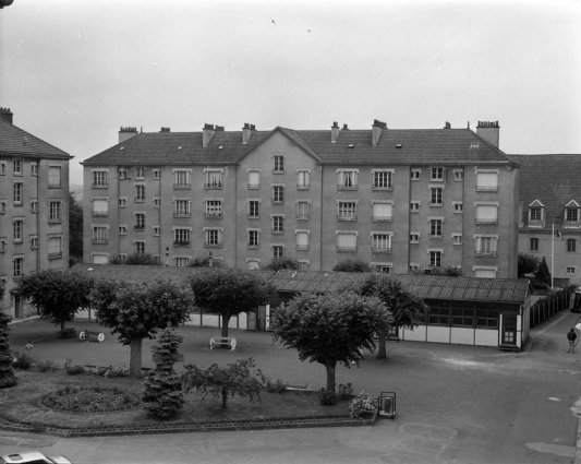 Place centrale de l'ancienne caserne : logement droit. © Région Bourgogne-Franche-Comté, Inventaire du patrimoine