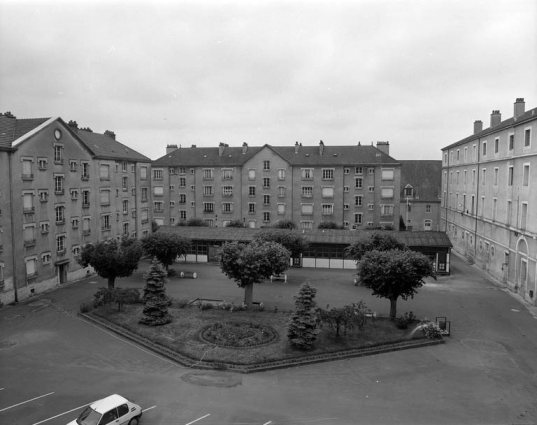 Place centrale de l'ancienne caserne depuis le logement gauche. © Région Bourgogne-Franche-Comté, Inventaire du patrimoine