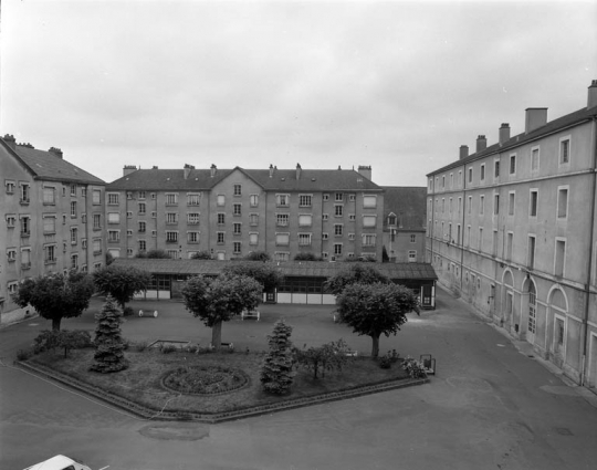 Place centrale de l'ancienne caserne depuis le logement gauche. © Région Bourgogne-Franche-Comté, Inventaire du patrimoine